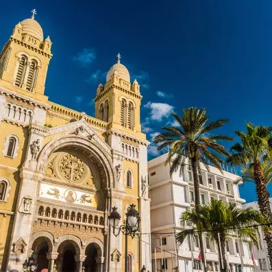 la façade de la cathédrale Saint Vincent de Paul à Tunis avec un ciel bleu