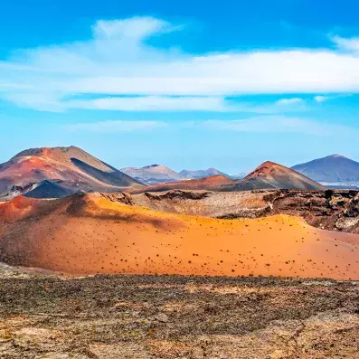 Paysage volcanique du parc national de Timanfaya à Lanzarote, champs de lave, cratères rouges et reliefs désertiques.