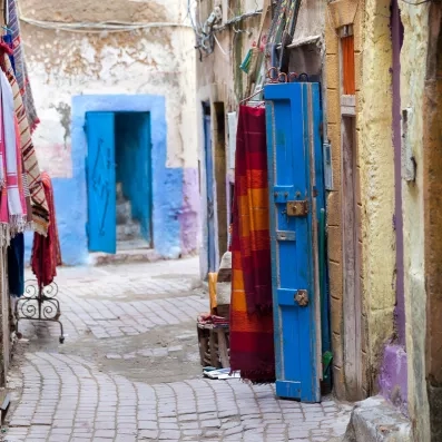 Médina d’Essaouira, ruelles étroites aux portes bleues, maisons blanchies à la chaux et ambiance typique du Maroc.