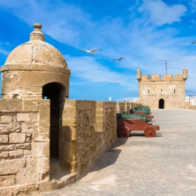 Remparts d’Essaouira dominant l’océan, canons historiques et promenade offrant une vue spectaculaire sur l’Atlantique.