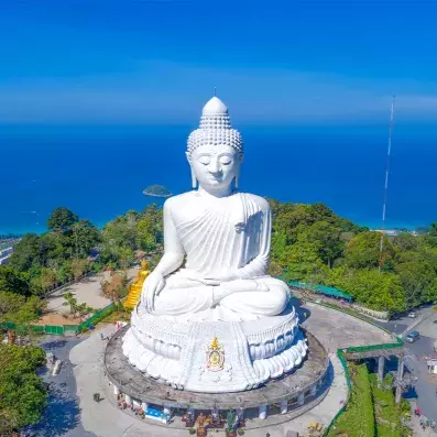 Statue gigantesque du Grand Bouddha de Phuket dominant l’île