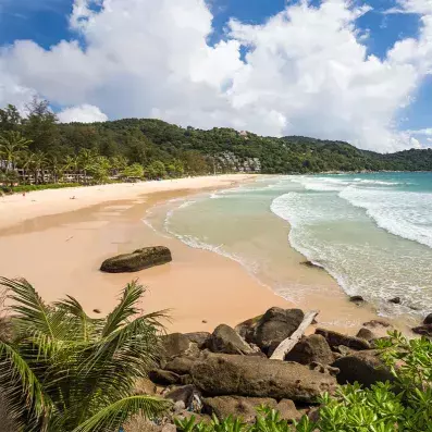 Plage de Kata Noi à Phuket, sable fin et mer turquoise