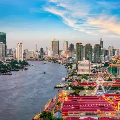 Vue panoramique de Bangkok au coucher du soleil, gratte-ciel, fleuve Chao Phraya et ambiance urbaine de la capitale thaïlandaise