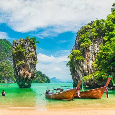 Baie de Phang Nga près de Khao Lak avec pitons karstiques et bateaux traditionnels
