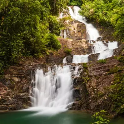 Bassins naturels au pied de la cascade de Lampi à Khao Lak
