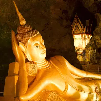 Temple de Suwan Kuha avec Bouddha couché dans une grotte à Khao Lak
