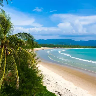 Paysages naturels de Khao Lak en Thaïlande, plages sauvages, mer turquoise et atmosphère paisible entre jungle et océan