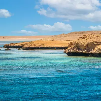 Paysages du parc national de Ras Mohammed, eaux cristallines et falaises désertiques, joyau naturel d’Égypte