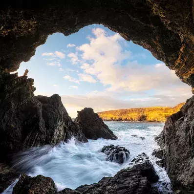 Grottes marines d’Ajuy à Fuerteventura, falaises volcaniques, arches naturelles et vagues de l’Atlantique au coucher du soleil.