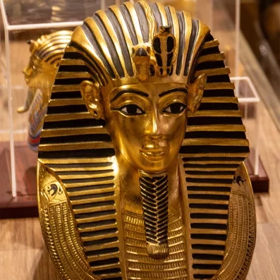 une statue représentant le buste d'un dieu égyptien