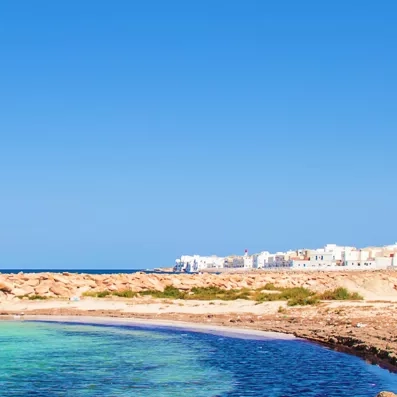 une ville blanche côtière sur la ville de Mahdia