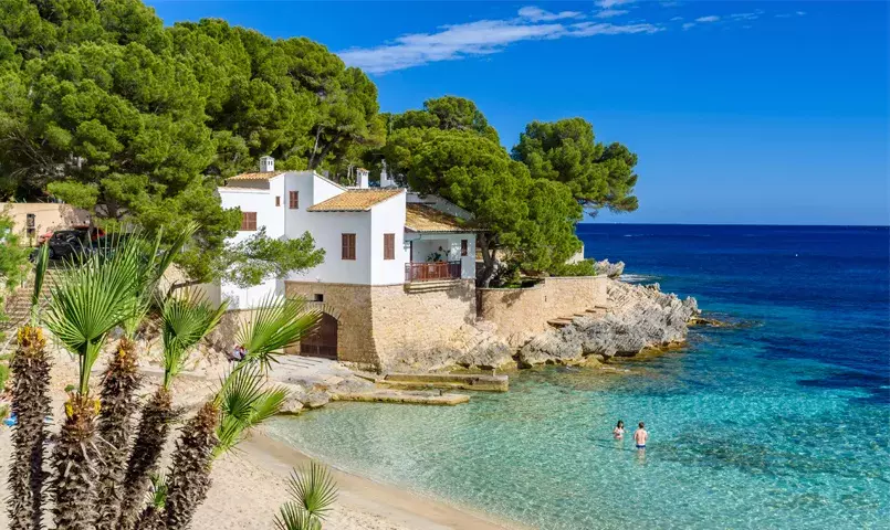 Paysage ensoleillé de Majorque, climat méditerranéen idéal pour vacances plage et nature aux Baléares