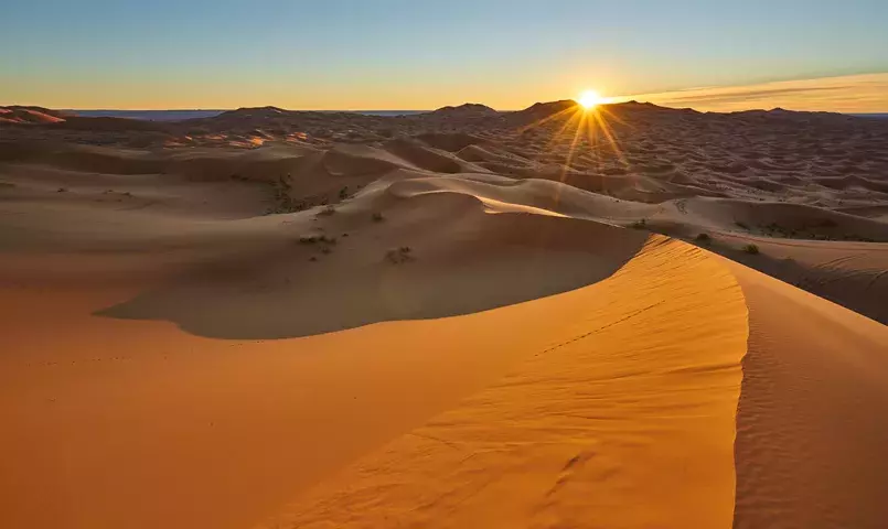 Dunes du désert marocain au coucher du soleil, climat chaud et paysages sahariens