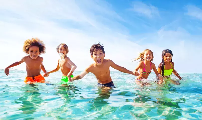 enfants courant dans la mer