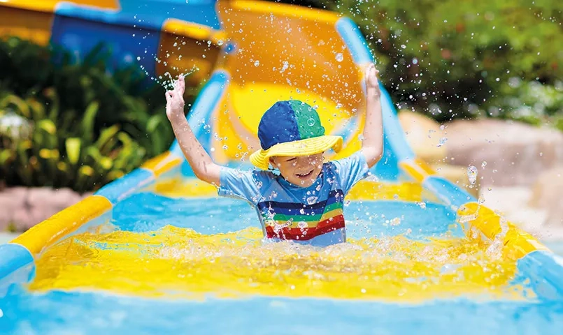 Enfant glissant dans un toboggan