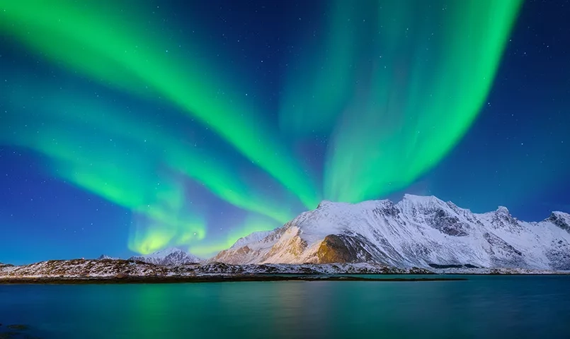 Aurores boréales vertes dans le ciel en Laponie