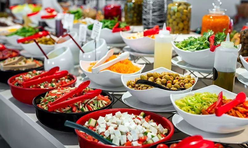 Buffet avec des salades