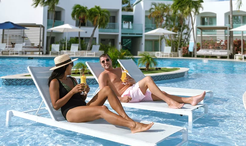 Couple dans des transat dans une piscine