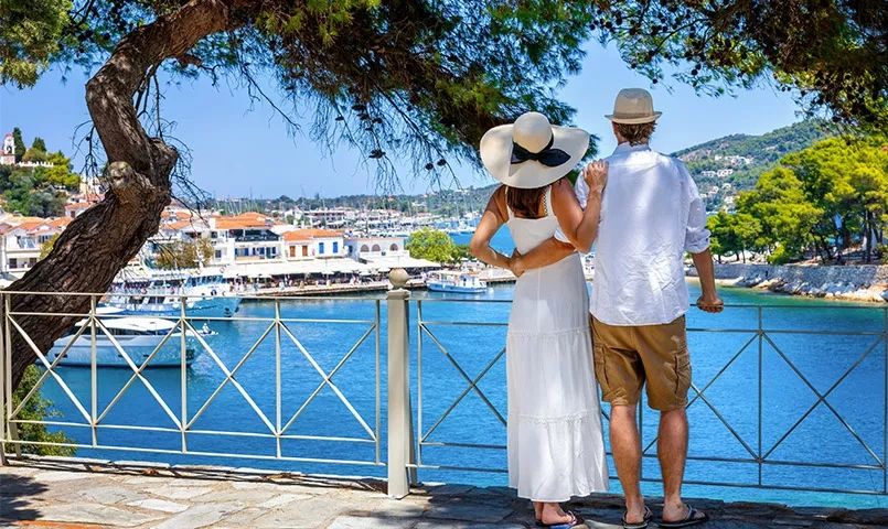 Couple regardant la mer sous un olivier