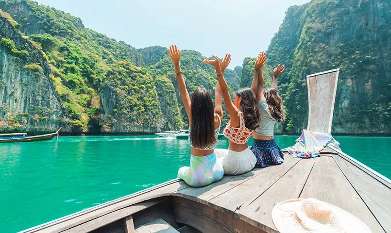 3 enfants à bord d'un bateau typique en Thailande