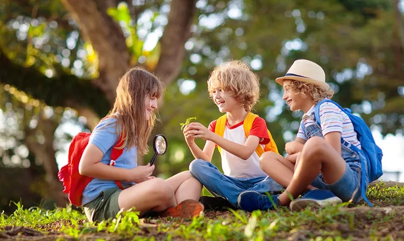 3 enfants jouant ensemble
