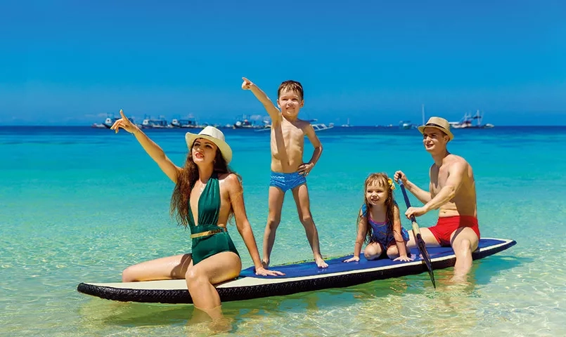 Famille avec 2 enfants sur une planche