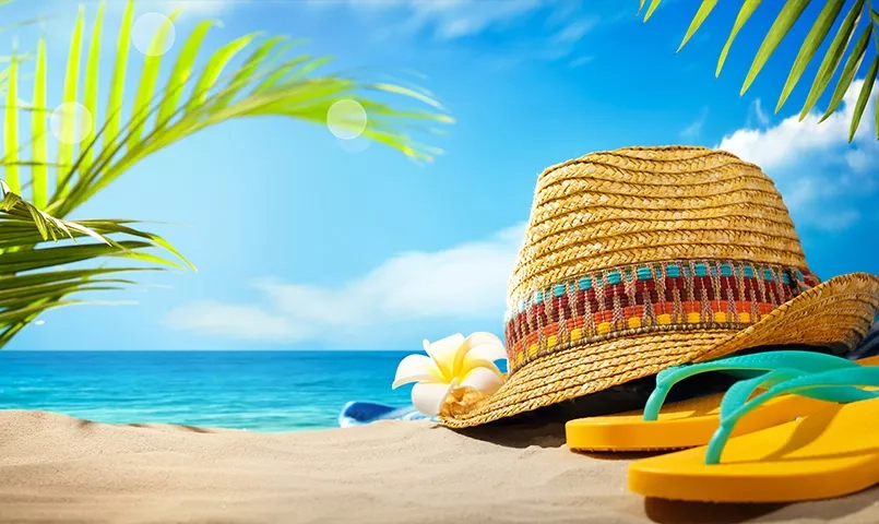 un chapeau de paille, des tongs sur une plage