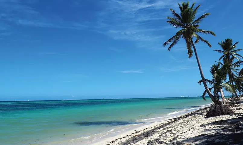 Plage avec mer turquoise