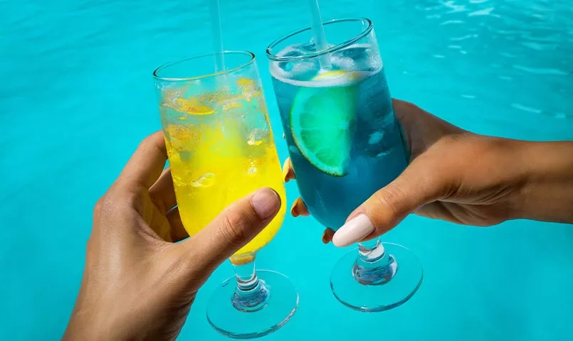 Deux cocktails colorées.
