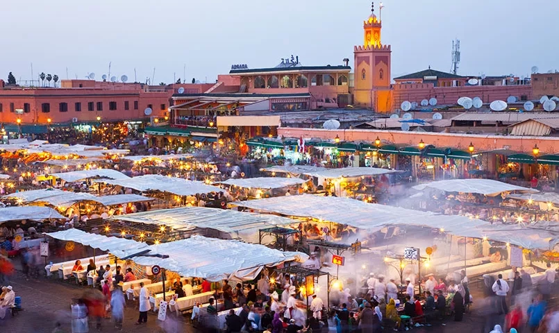 Jemaa el Fna s'éveille à la tombeé de la nuit 