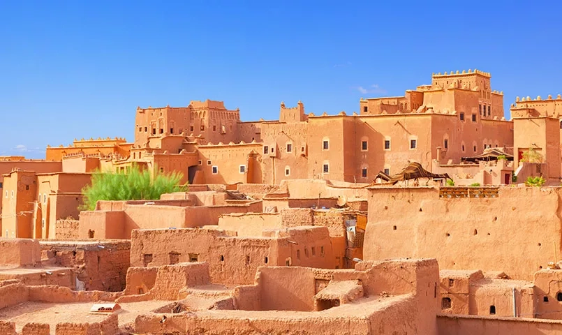 Une ancienne cité marocaine aux murs de briques de terre.