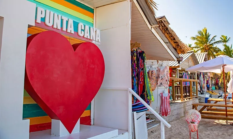 Un grand cœur rouge devant une enseigne "Punta Cana". 