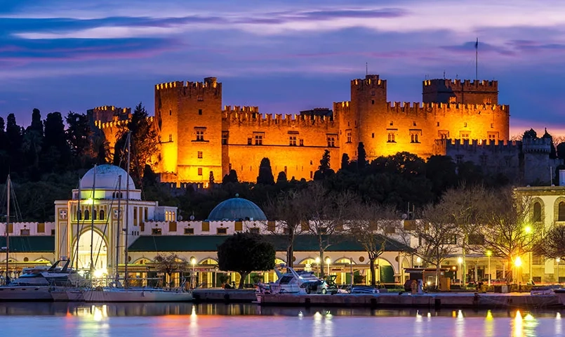 Citadelle de Rhodes illuminée de nuit