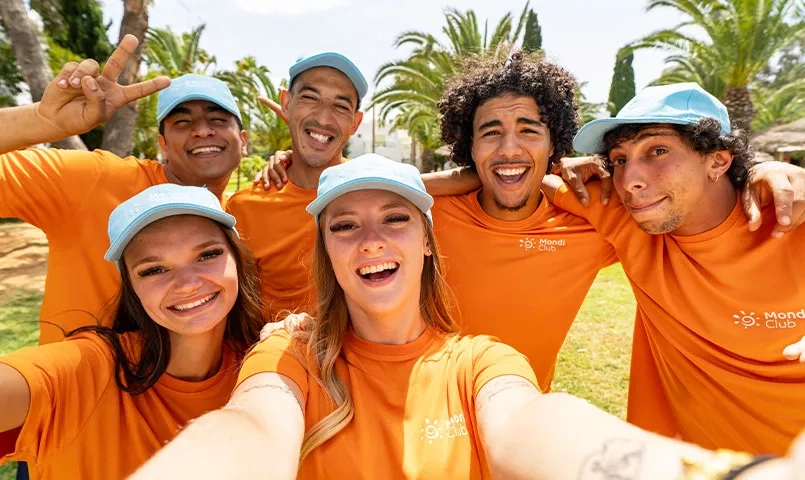 Un groupe d'animateur prend un selfie. 