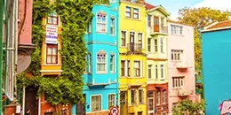 Façades colorées de maison dans une ville