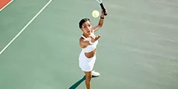 Joueuse de tennis au service