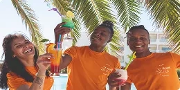 3 animateurs de Mondi Club  qui sourient avec un cocktail dans les mains