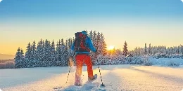 Homme marchant dans la neige en Laponie
