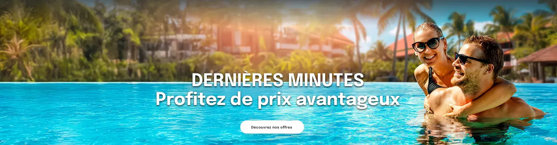 un couple avec des lunettes de soleil dans une piscine avec en fond des palmiers