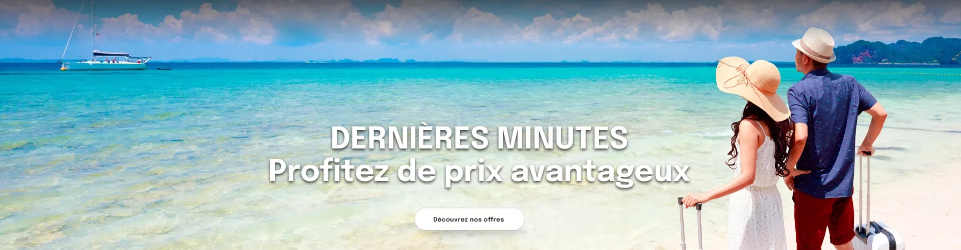 un couple sur la plage avec des valises