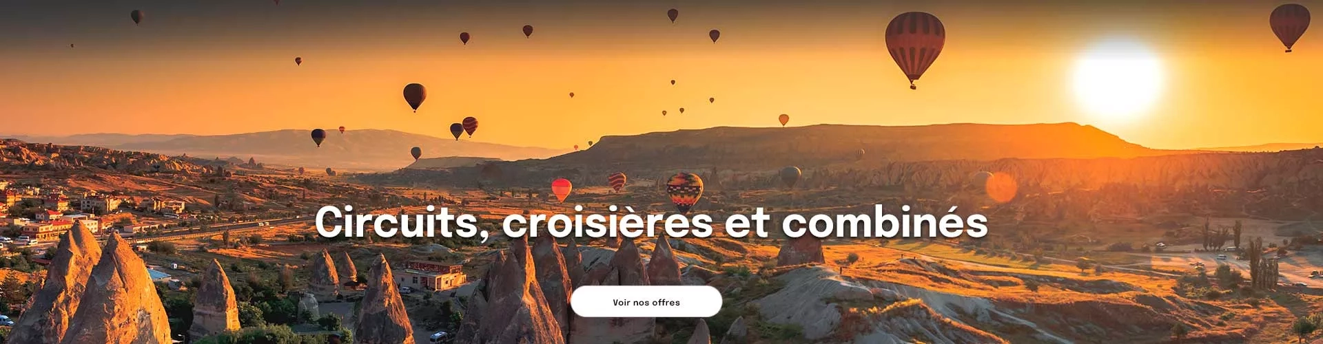 Des montgolfières en Cappadoce en Turquie au coucher du soleil