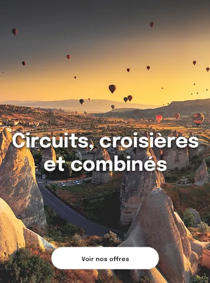 Des montgolfières en Cappadoce en Turquie au coucher du soleil