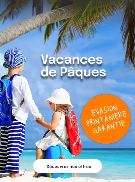 2 enfants se donnant la main sur une plage