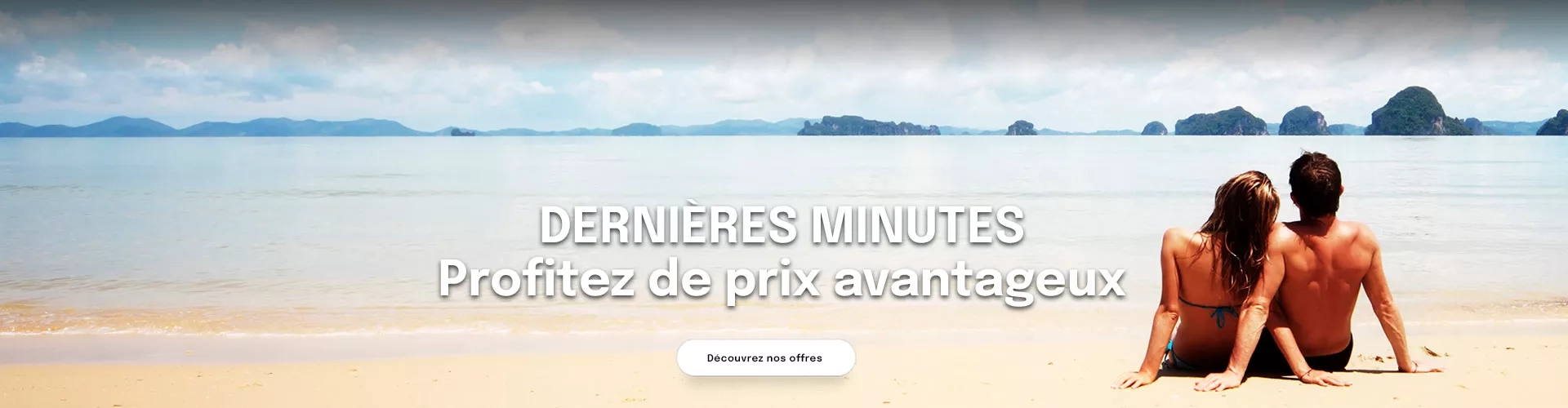 un couple assis sur une plage face à la mer