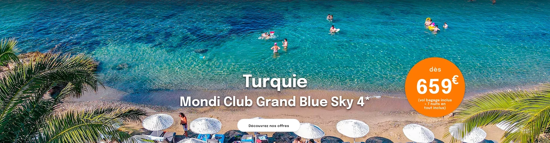 une plage avec des parasols blancs en Turquie avec une offre à 659€