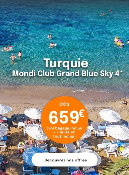 une plage avec des parasols blancs en Turquie avec une offre à 659€