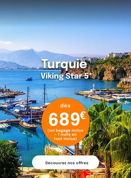 Le port d'Antalya avec des bateaux et les montagnes au fond