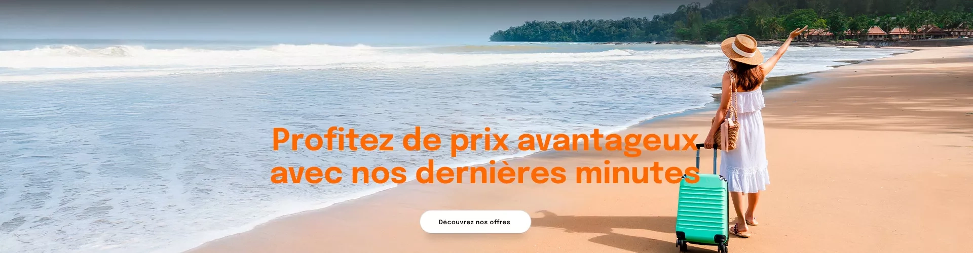 une femme avec une valise et un chapeau de dos sur la plage