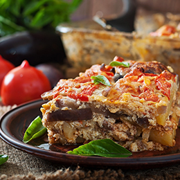 Part de moussaka crétoise, gratin d’aubergines, viande hachée et béchamel, spécialité grecque traditionnelle.