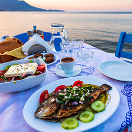 Assiette de poissons et fruits de mer grillés en Crète, spécialités méditerranéennes servies en bord de mer.